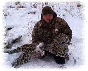 сотрудник специнспекции "Тигр" с погибшим леопардом